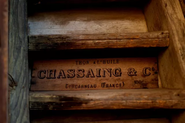 Une ancienne caisse en bois