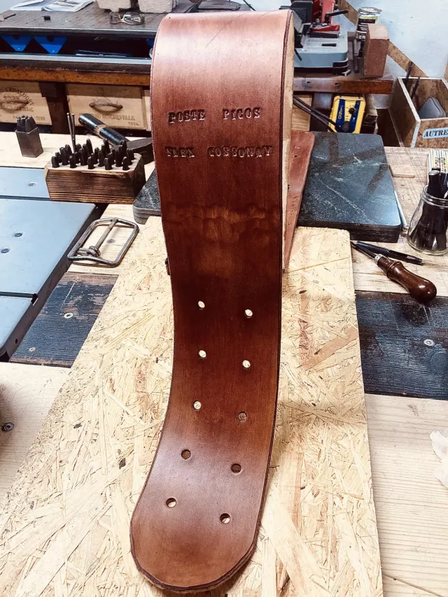 Une pièce en cuir sur un établi