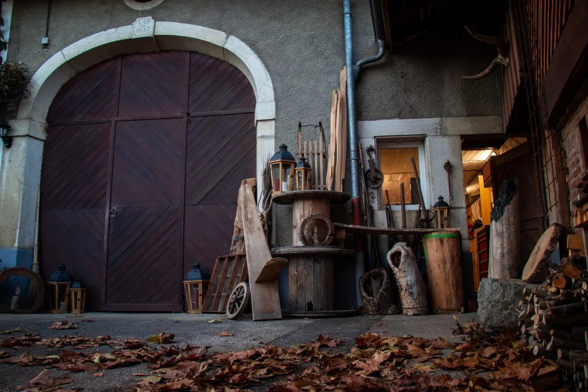 La porte de la grange et le bois de l'atelier