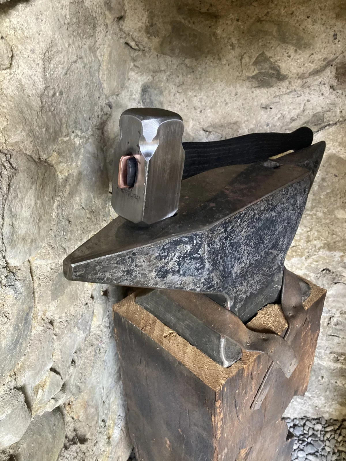 Un marteau sur une enclume